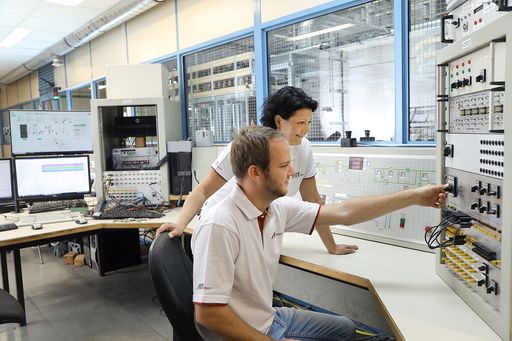 Vorschau Bild von Das DC-Lab deckt Entwicklungsleistungen entlang des
gesamten Entwicklungsprozesses ab – vom Konzept bis zur
Inbetriebnahme.