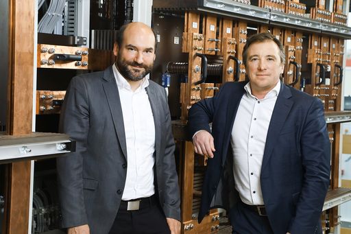 Vorschau Bild von v.l.n.r.: Friederich Kupzog (Head of Competence
Unit Electric Energy Systems) und Wolfgang Hribernik (Head of Center
for Energy) im neuen DC-Lab, das die hochwertige und spezifische
Laborinfrastruktur am AIT Center for Energy massiv erweitert.