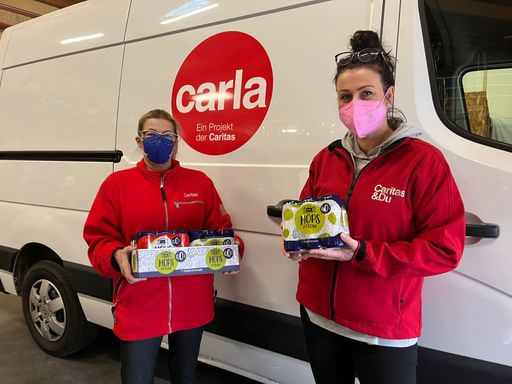 Caritas-Mitarbeiterinnen verteilen die HOPS
Getränkespende in den Einrichtungen wie beispielsweise den
carla-Shops.