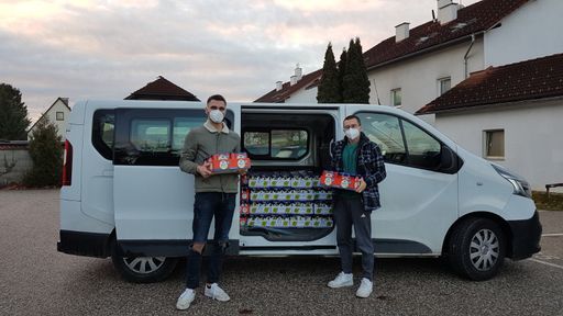 Vorschau Bild von Auch Zivildiener haben die Getränkespende verteilt
und HOPS unter anderem in das Welser Flüchtlingshaus gebracht.