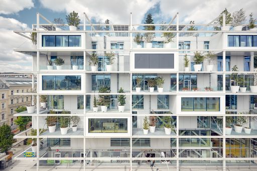Vorschau Bild von autofreier, innerstädtischer IKEA mit Hostel in den
oberen zwei Geschossen und öffentlich zugänglicher Dachterrasse in
Wien, Westbahnhof - geplant von querkraft architekten.