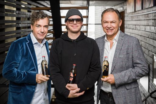 Vorschau Bild von Sprudelfabrikant Heribert Thomas Klein, Künstler
Golif, Almdudler GF Gerhard Schilling mit Almdudler Golif Edition