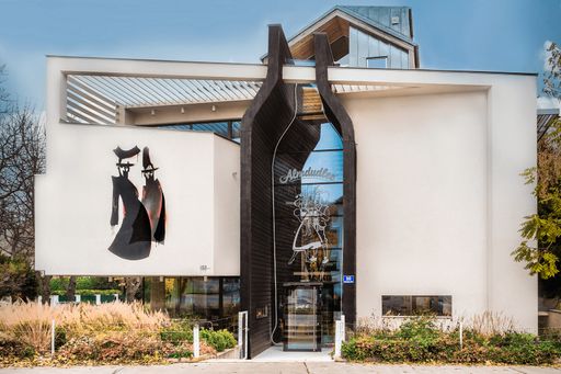 Vorschau Bild von Almdudler Haus mit Golif Gemälde auf der Fassade