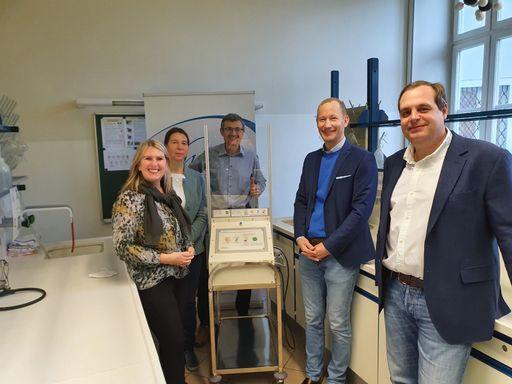 von links nach rechts: Schulleiterin Mag. Sandra
Köhl; DI Barbara Glück, Mag. Herwig Zeiler-Müllner, Prof. Christoph
Kleber, Direktor Robert Wagner