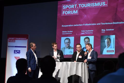 Diskutiert werden Themen wie: zukünftige Erwartungen an die
Destinationen, neue Eventformate, und Community-Building. Auf der
Bühne sind u.a.: Schweiz Tourismus, komoot, Tirol Werbung,
Raiffeisen, Audi Schweiz und viele weitere. / Weiterer Text über ots
und www.presseportal.ch/de/nr/100072381 / Die Verwendung dieses
Bildes ist für redaktionelle Zwecke honorarfrei. Veröffentlichung
bitte unter Quellenangabe: "obs/Sport.Tourismus.Forum/Gabriele
Griessenboeck"