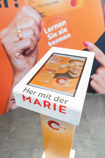 Vorschau Bild von Seit Juli 2021 werden unter der Marke MARIE
modernde Bankdienstleistungen via Tablet in immer mehr Trafiken in
ganz Österreich angeboten.