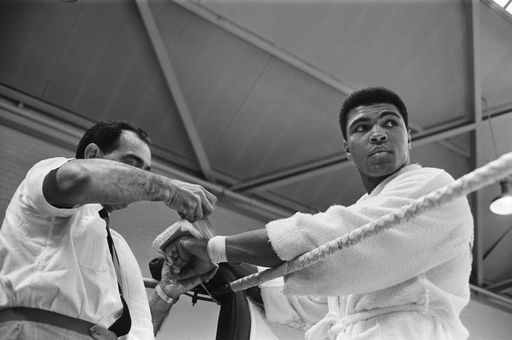 Angelo Dundee wickelt Boxband um die Hände von Muhammad Ali.
White City, London, Großbritannien. 18. Mai 1966 / Weiterer Text
über ots und www.presseportal.de/nr/9021 / Die Verwendung dieses
Bildes ist für redaktionelle Zwecke unter Beachtung ggf. genannter
Nutzungsbedingungen honorarfrei. Veröffentlichung bitte mit
Bildrechte-Hinweis.