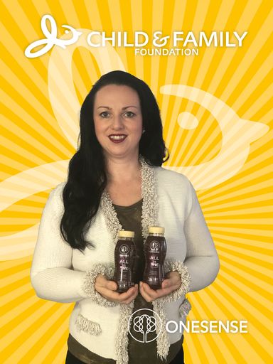  Heidemarie Kipperer, Obfrau der Child & Family
Foundation, beschenkt die österreichischen Pflegekräfte mit einem
hochwertigen Immun-Drink.