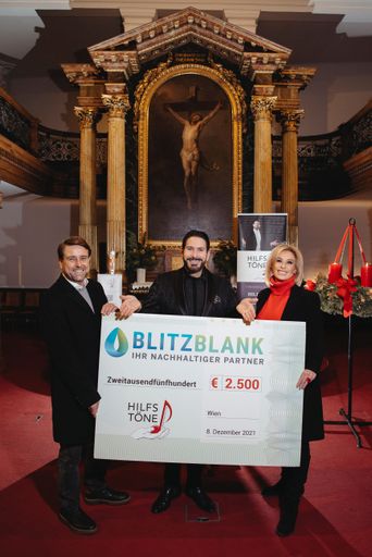  Scheckübergabe von BLITZBLANK Eigentümervertreter
Mario Reichel und Aline Basel (CMO BLITZBLANK, Basel Consulting) an
Clemens Unterreiner