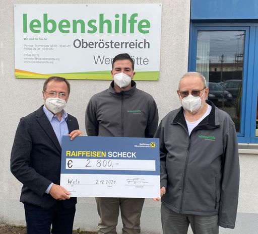  Funk Fuchs Firmengründer Franz Fuchs (l.) übergibt den
Spendenscheck an Lebenshilfe OÖ/Wels Werkstättenleiter Wolfgang
Felkl (Mitte) und Lebenshilfe OÖ/Wels Obmann Johann Hablesreiter
(r.)