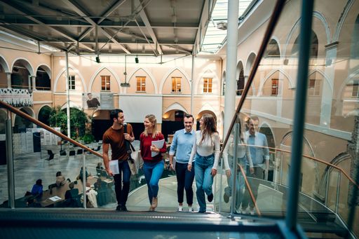 Die Fachhochschule Kärnten setzt seit vielen Jahren
auf die Gestaltung gesunder Lehr- und Lernwelten. Zahlreiche
Initiativen wie Onboarding-Maßnahmen für Erstsemestrige oder auch
die Implementierung eines studentischen Gesundheitsbeirats rücken
Studierendengesundheit, Studierfähigkeit und Kompetenzförderung ins
Zentrum. Dieses Engagement wurde nun belohnt. Als erste
österreichische Hochschule konnte sich die FH Kärnten als Vorbild
für „Studentisches Gesundheitsmanagement“ etablieren. Die FH Kärnten
erreichte Exzellenzstatus beim Corporate Health Award 2021 und zählt
nun für „Studentisches Gesundheitsmanagement“ zu den „Corporate
Health Companies“.