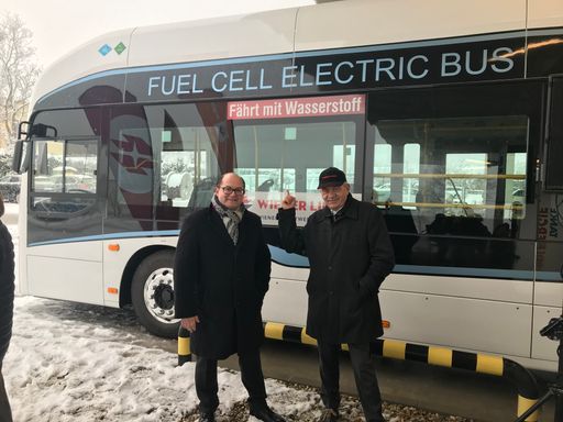  vlnr: Mag. Roland Punzengruber, Geschäftsführer
Hyundai Import GmbH mit Günter Steinbauer, Geschäftsführer für den
technisch-betrieblichen Bereich und Vorsitzender der
Geschäftsführung der Wiener Linien mit dem Hyundai ELEC CITY
Wasserstoff-Elektro Stadtbus