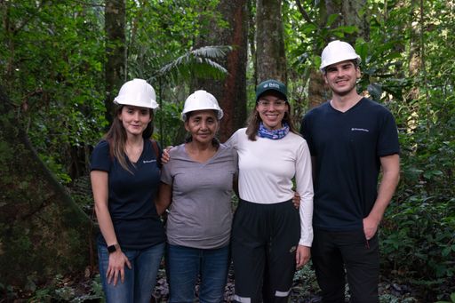 Vor-Ort-Termin im Tambopata Waldschutzprojekt in Peru im Dezember
2021: Das Team von ClimatePartner München (links und rechts) mit
einer Paranuss-Bäuerin und einer Verantwortlichen vom
Projektentwickler Bosques Amazónicos (BAM). / Windbeutel-Flop:
foodwatch veröffentlicht Bericht über Klimaschutzprojekt mit
methodischen Fehlern und Falschbehauptungen - und schadet dem Klima
sowie den Paranussbauern in Peru / Weiterer Text über ots und
www.presseportal.de/nr/78717 / Die Verwendung dieses Bildes ist für
redaktionelle Zwecke unter Beachtung ggf. genannter
Nutzungsbedingungen honorarfrei. Veröffentlichung bitte mit
Bildrechte-Hinweis.
