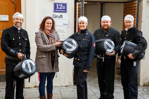 v.l.n.r. Innungsmeister Christian Leiner,
Gruft-Leiterin DSA Judith Hartweger, Rauchfangkehrermeisterin Julia
Ainedter, Innungsmeister-Stv. Michael Cesnek, Innungsmeister-Stv.
Peter Hönig.