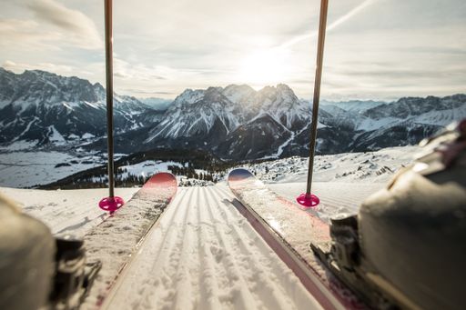 In den Skigebieten der Tiroler Zugspitz Arena - wie
hier am Grubigstein - genießen Skifahrer einen atemberaubenden Blick
auf das umliegende Bergpanorama.
