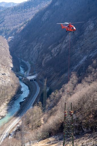 Vorschau Bild von Vor allem am engen und steilen Pass Lueg ist der
Helikopter unverzichtbar, um Masten rasch und bodenschonend
errichten zu können.