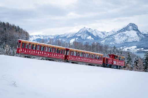 Die Adventlok der SchafbergBahn bringt ihre Fahrgäste durch die
winterliche Landschaft des Salzkammergutes bis zur Station
Schafbergalm.