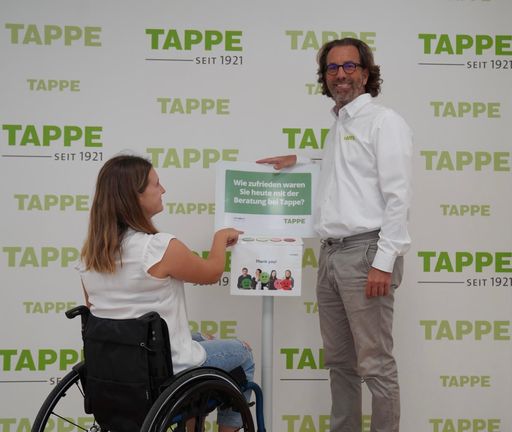  Kundin der Tappe GmbH und Hr. Mag. Kubin,
Geschäftsführer der Tappe, mit dem Smiley Terminal von HappyOrNot.