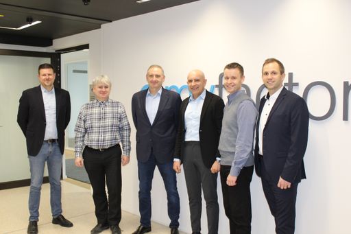 v.l.n.r.: Emmanuel Moritz (Vice President of M&A von Forterro),
Marco Gerlach (CTO von myfactory), Richard Furby (President of M&A
von Forterro), David Lauchenauer (Managing Director von myfactory),
Jörg Holzmann (Leiter Vertrieb Schweiz von myfactory), Timo
Bärenklau (Vertriebsleiter Deutschland und Österreich von myfactory)
/ Weiterer Text über ots und www.presseportal.de/nr/160641 / Die
Verwendung dieses Bildes ist für redaktionelle Zwecke unter
Beachtung ggf. genannter Nutzungsbedingungen honorarfrei.
Veröffentlichung bitte mit Bildrechte-Hinweis.