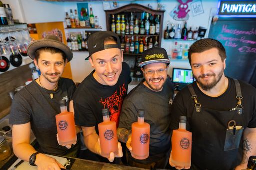 Die Macher hinter dem "schärfsten" Cocktail der
Welt (v.l.n.r.): René Winkelbauer (Barchef Wohnzimmer),
Chilisaucen-Weltmeister Tommy Hlatky, Robert Krall (GF Wohnzimmer),
Manuel Zimmermann (Barkeeper Wohnzimmer)