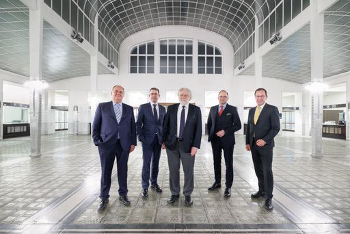 ÖAW und BIG besiegeln Mietvertrag für Otto Wagner
Postsparkasse (v.l.n.r.): ÖAW-Vizepräsident Arnold Suppan,
Hans-Peter Weiss, CEO der BIG, ÖAW-Präsident Anton Zeilinger,
Maximilian Pammer, Leitung Unternehmensbereich Universitäten BIG,
Wolfgang Gleissner, Geschäftsführung BIG