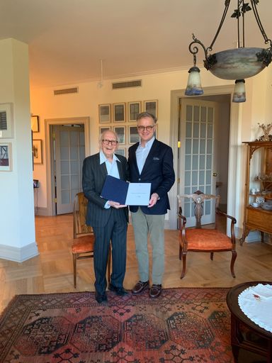 Die Urkunde der Namensnennung des Zentrums für
Präzisionsmedizin wurde Prof. Eric Kandel von Rektor Markus Müller
in New York übergeben.