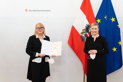 Frauenministerin Susanne Raab und Preisträgerin Edeltraud
Hanappi-Egger