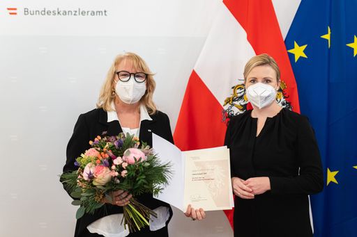 Vorschau Bild von Frauenministerin Susanne Raab und Preisträgerin Edeltraud
Hanappi-Egger