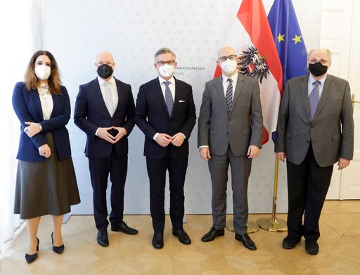 Finanzminister Magnus Brunner mit
Wirtschaftsforschern