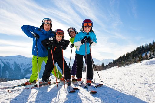 „Wir haben jetzt die zweite, von einer Pandemie beeinträchtigte
Skisaison vor uns. Es droht die Gefahr, sehr viele Kinder für den
Schneesport zu verlieren. Es wäre schön, wenn die Liftbetreiber
deshalb dieses Jahr besonders günstige Angebote für unsere Kleinsten
machen würden. Die Naturfreunde werden wie viele andere kräftig
mithelfen diese zu nutzen und den Kindern Freude zu machen.“
appelliert Stefan Schiel, Bundeswintersportreferent der Naturfreunde
Österreich, an die Verantwortlichen.
