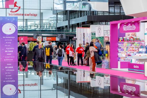 Endlich findet die Spielwarenmesse vom 2. bis zum 6. Februar 2022
wieder in Nürnberg statt. / Weltleitevent in Nürnberg:
Spielwarenmesse findet Anfang Februar statt / Branche wünscht sich
mehrheitlich die Messedurchführung / Realisierung unter tragfähigem
Sicherheits- und Hygienekonzept / Weiterer Text über ots und
www.presseportal.de/nr/40482 / Die Verwendung dieses Bildes ist für
redaktionelle Zwecke unter Beachtung ggf. genannter
Nutzungsbedingungen honorarfrei. Veröffentlichung bitte mit
Bildrechte-Hinweis.