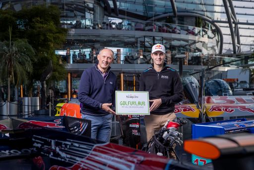  SalzburgerLand Medientermin mit Matthias Schwab.
Foto: Leo Bauernberger (Geschäftsführer der SalzburgerLand Tourismus
Gesellschaft) und SalzburgerLand-Botschafter Matthias Schwab.