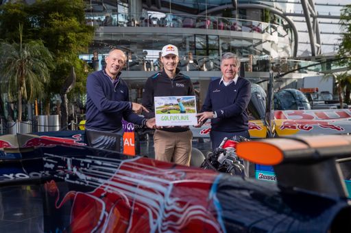 Vorschau Bild von SalzburgerLand Medientermin mit Matthias Schwab.
Foto: Leo Bauernberger (Geschäftsführer der SalzburgerLand Tourismus
Gesellschaft) und SalzburgerLand-Botschafter Matthias Schwab mit
ÖGV-Präsident Peter Enzinger