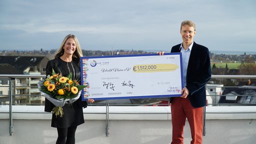 Vicki Sorg, Charity Ambassador of PM-International and Christoph
Hilligen, CEO of World Vision Germany e.V. / PM-International
spendet mehr als 1,5 Millionen Euro für Kinder / Weiterer Text über
ots und www.presseportal.de/nr/29463 / Die Verwendung dieses Bildes
ist für redaktionelle Zwecke unter Beachtung ggf. genannter
Nutzungsbedingungen honorarfrei. Veröffentlichung bitte mit
Bildrechte-Hinweis.