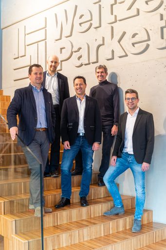  Bei der Vertragsschließung in Weiz v.l.n.r.: Martin
Karner, Josef Stoppacher (beide Geschäftsführer Weitzer Group),
Daniel Posch (Geschäftsführer Weitzer Posch), Wilfried Weitzer
(Eigentümer Weitzer Group), Georg Posch (Geschäftsführer Weitzer
Posch)