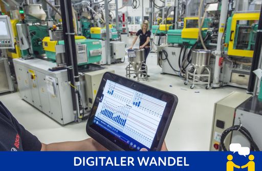 Vorschau Bild von Ökonom Walter Palmetshofer spricht im FuturEU-Podcast über das
Potenzial von Daten - Konferenz zur Zukunft Europas / Ein
Werksmitarbeiter bei Bosch prüft Betriebsdaten von vernetzten
Maschinen auf einem Tablet. Unter dieser Rubrik "Digitaler Wandel"
finden Sie Texte, Videos und Audios des FuturEU-Teams rund um die
"Konferenz zur Zukunft Europas" / Weiterer Text über ots und
www.presseportal.de/nr/159651 / Die Verwendung dieses Bildes ist für
redaktionelle Zwecke unter Beachtung ggf. genannter
Nutzungsbedingungen honorarfrei. Veröffentlichung bitte mit
Bildrechte-Hinweis.
