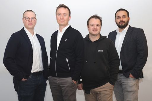  Bei der Vertragsunterzeichnung: Sebastian
Holler/hae.sh, Stefan Lew/hae.sh, Investor Martin Klässner, Nicolas
Kirchmayr/hae.sh