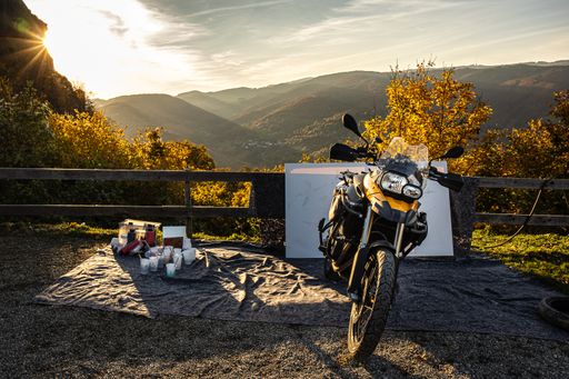 Vorschau Bild von Ein Motorrad macht Kunst. Im Hintergrund die
Burgruine Aggstein.