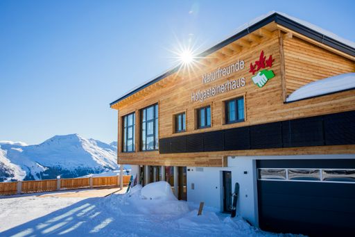 Die Naturfreunde freuen sich über ihr neu gestaltetes Haus auf
der Schlossalm und nehmen Sie mit auf einen virtuellen Rundgang im
neuen Hofgasteinerhaus.