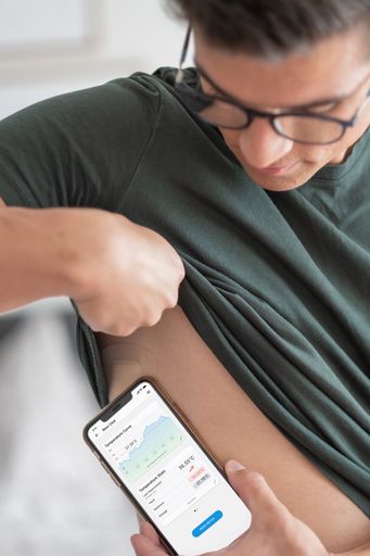  SteadyTemp® – ein System aus einem präzisen
Temperatursensor, eingebettet in einem hautfreundlichen Pflaster,
und einer App für Handheld Devices
