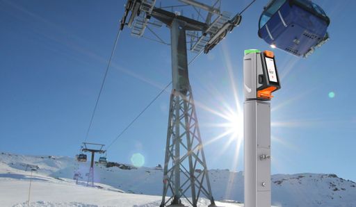 Egal ob Zertifikat oder Grüner Pass: das System
erkennt den Nachweis, kontrolliert die Daten und schaltet das Ticket
automatisch frei. Die Software lässt sich in alle bestehenden
Systeme integrieren. Für den Seilbahn-Betreiber als auch den
Skifahrer entsteht allerdings ein zusätzlicher Arbeitsschritt.
Entweder an der Kassa, im Self-Service Bereich der Bergbahn oder
digital, wenn das Freischalten über die Online-Plattform vorab
erledigt wird.