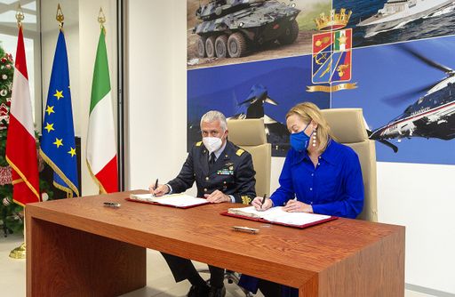 Die zuständige Abteilungsleiterin im
Verteidigungsministerium, Christina Fellner-Rapp und der Direktor
für Luftfahrtrüstung im italienischen Verteidigungsministeriums,
Generalmajor Guiseppe Lupoli unterzeichnen den Vertrag zur Lieferung
von leichten Mehrzweckhubschraubern des Typs „Leonardo AW169M“.