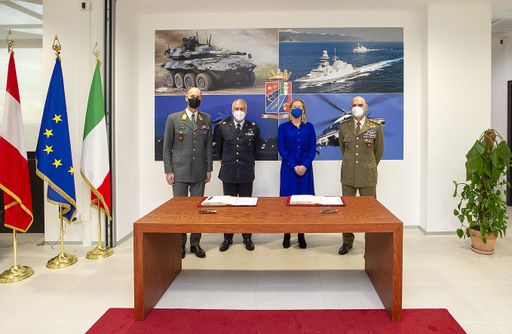 Vorschau Bild von Die zuständige Abteilungsleiterin im
Verteidigungsministerium, Christina Fellner-Rapp und der Direktor
für Luftfahrtrüstung im italienischen Verteidigungsministeriums,
Generalmajor Guiseppe Lupoli unterzeichnen den Vertrag zur Lieferung
von leichten Mehrzweckhubschraubern des Typs „Leonardo AW169M“.