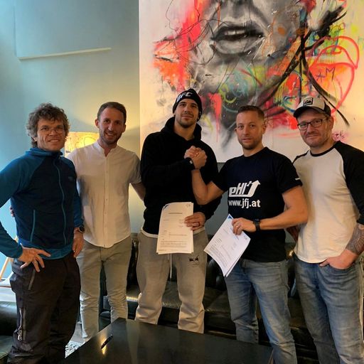  Vertragsunterzeichnung v.l.n.r.: Sportwissenschaftler Christof
Weiß, Trainer Pit Hausemer, Aleksandar Rakić, Andreas Bammer (JFJ
Sports), Trainer Richard Staudner