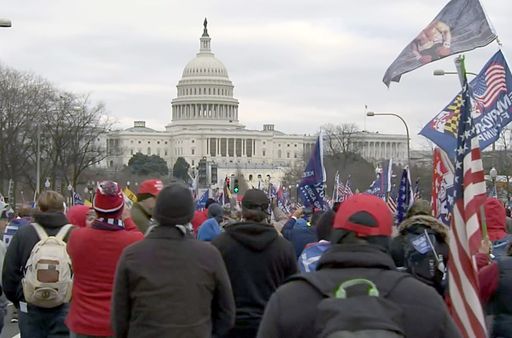 © ZDF | Unterstützer des ehemaligen Präsidenten Donald Trump bei
den Protesten am 6. Januar 2021 vor dem Kapitol mit USA- und
Trump-Flaggen. / "Der Sturm aufs Kapitol - Ein amerikanisches
Trauma": ARTE zeigt Doku über Angriff auf die US-Demokratie/
Weiterer Text über ots und www.presseportal.de/nr/9021 / Die
Verwendung dieses Bildes ist für redaktionelle Zwecke unter
Beachtung ggf. genannter Nutzungsbedingungen honorarfrei.
Veröffentlichung bitte mit Bildrechte-Hinweis.