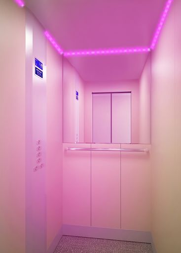  Die SANY LIGHT Technologie mit blau-violettem
LED-Licht basiert auf der keimtötenden Wirkung von sichtbarem Licht.
Durch das für Fahrgäste sichere Verfahren werden bakterielle Erreger
auf Oberflächen effektiv beseitigt.“