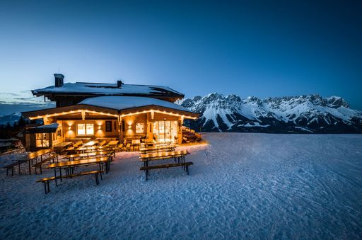  Der Jahreswechsel rückt in großen Schritten näher –
und damit auch die jährlichen Diskussionen über Sinn und Unsinn von
Feuerwerken. In der Region Wilder Kaiser hat man dazu längst eine
eindeutige Meinung: Wem Natur, Tiere und schlichtweg die
Lebensqualität aller am Herzen liegen, kann keine Raketen
abschießen. Daher verzichten Tourismusverband und die Gemeinden
Ellmau, Scheffau, Going und Söll bereits das zweite Jahr in Folge
auf ein offizielles Feuerwerk.