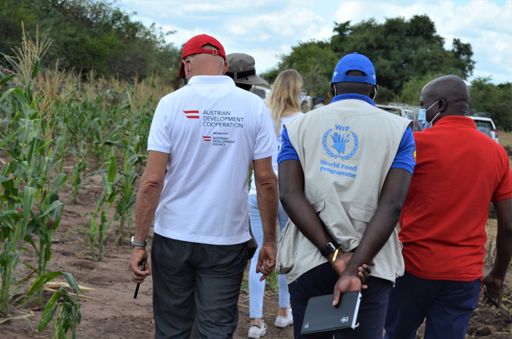  Eine Delegation der ADA besucht ein WFP-Projekt in
Mosambik, im dem Frauen landwirtschaftliche Techniken beigebracht
werden, um Mangelernährung vorzubeugen. © WFP/Rafael Campos