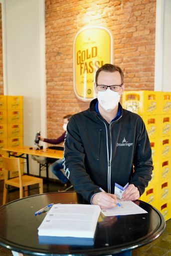  Harald Mayer, der Geschäftsführer der Ottakringer
Brauerei, nutzte die Chance, sich direkt in der Ottakringer Brauerei
seine dritte Teilimpfung abzuholen