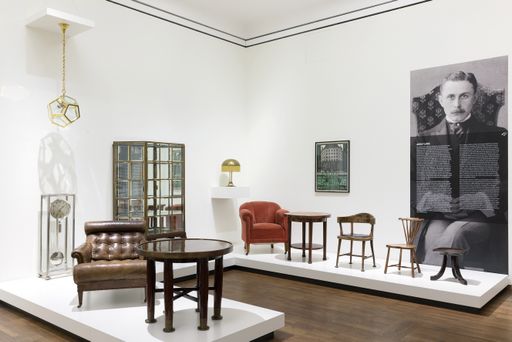 Vorschau Bild von Ausstellungsansicht. "Wien 1900. Aufbruch in die
Moderne, Leopold Museum, Wien. Einblick in den dem Architekten Adolf
Loos gewidmeten Bereich